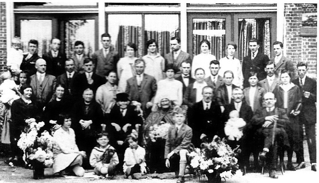 60-jarig huwelijk van Willem van de Par (1840) en Petronella van der Weegen (1838) op 5 november 1929 in hotel de Kruispoort te Steenbergen. Verder op de foto: Gerard en Adriaan van de Par, Jan en Adriaan Bouwmeester, Jaantje de Bruin, Machiel van de Par en Geertruida van der Weegen.